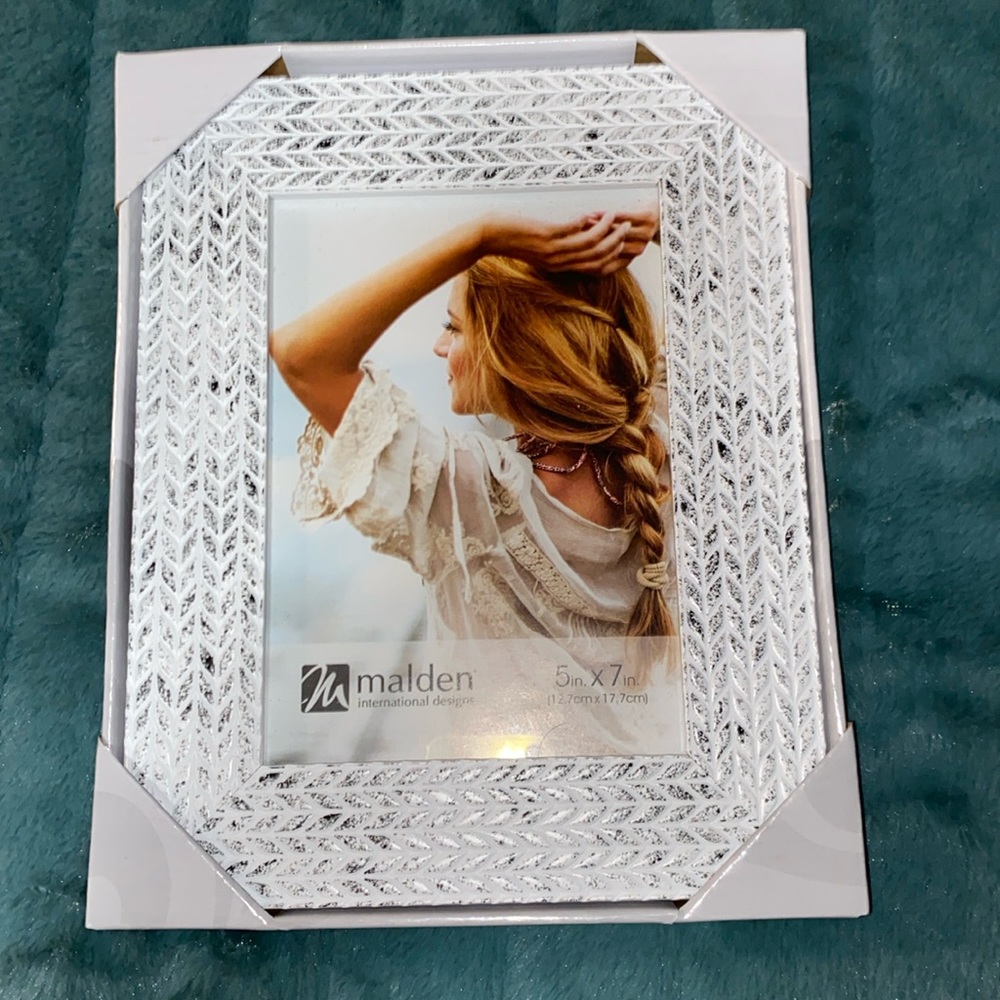 Malden 5x7 wood-look resin picture frame NWT